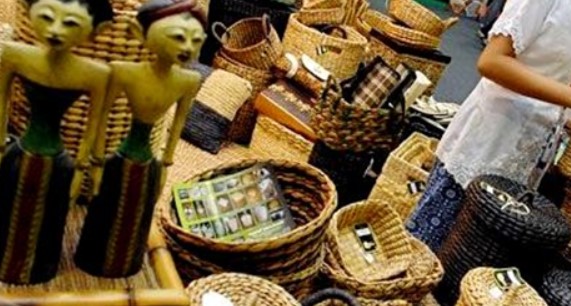 Bagaimana cara mempertahankan usaha kerajinan budaya lokal